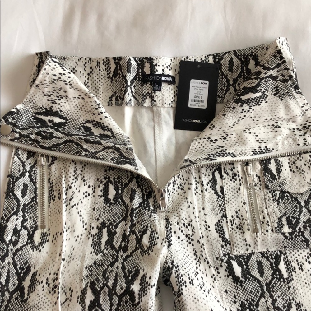Snake printed pants. Fashion nova. - Picture 4 of 7